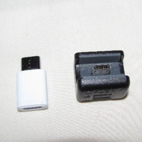 Oculus Samsung Gear VR Headset With Controller & Accessories - Picture 10 of 12